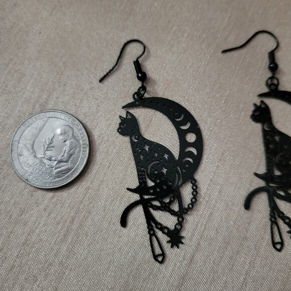 Black cat sitting on the moon witchy gothic earrings - Picture 2 of 2